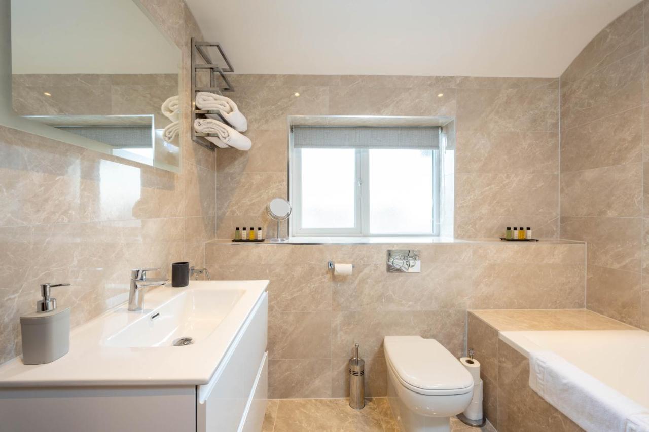 The Oaklands - Luxury Spacious 6-Bed, Near Solihull, Birmingham City, Jlr, Nec, Airport, Resorts World, Hs2 ภายนอก รูปภาพ